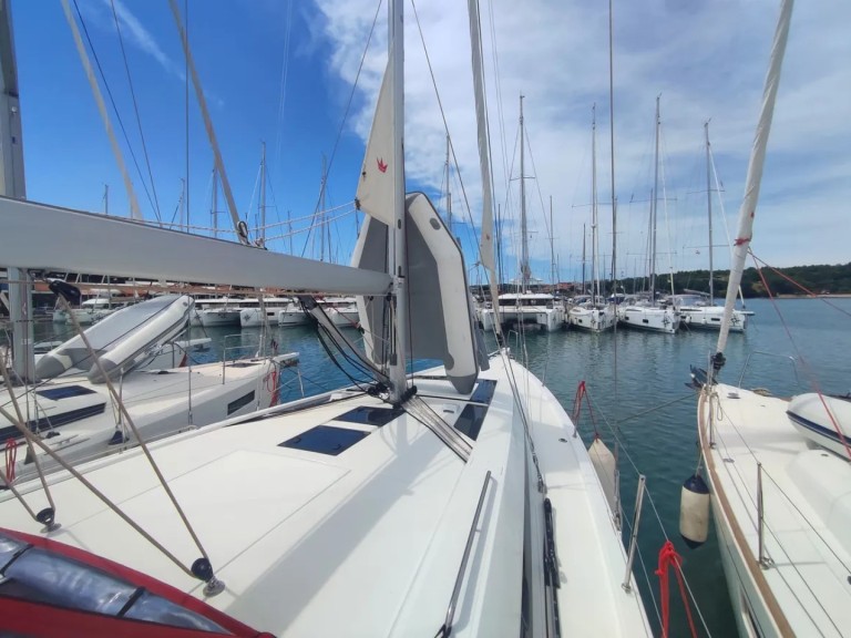 Sailboat rental with or without captain Bénéteau Pomer