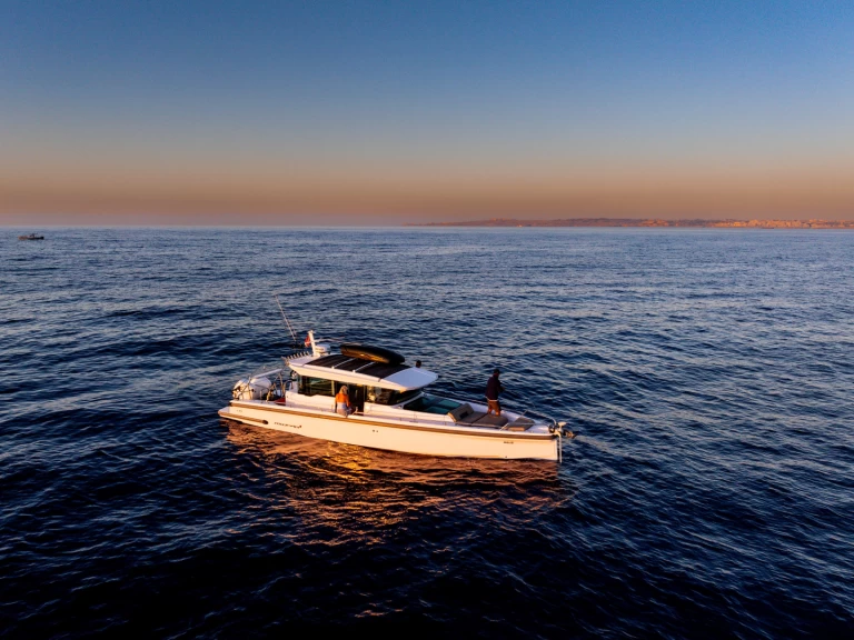 Axopar Axopar 37 XC Cross Cabin in Valletta on SamBoat