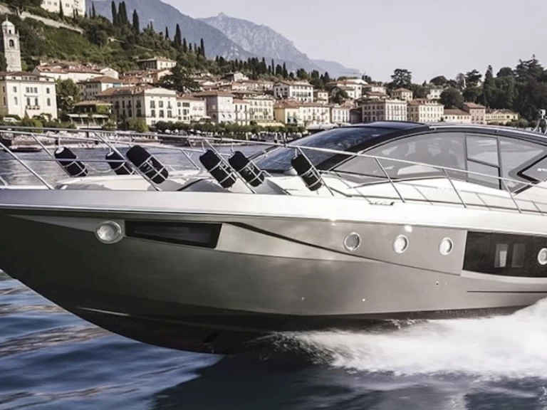 Boat rental Cranchi Cranchi M44 HT in Beaulieu-sur-Mer on Samboat