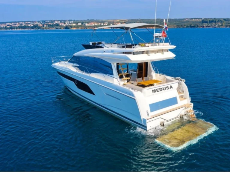 Jeanneau Prestige 520 Flybridge - 3 + 1 cab. in Split on SamBoat