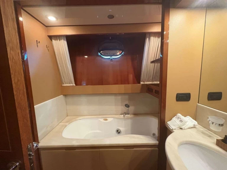 Boat rental Sanlorenzo San Lorenzo SL 82 in Alimos on Samboat