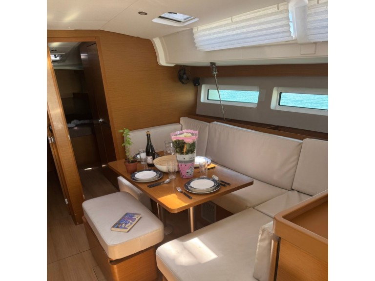 Jeanneau Sun Odyssey 490 in Alimos on SamBoat