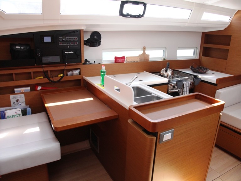 Boat rental Jeanneau Sun Odyssey 410 in Benitses on Samboat