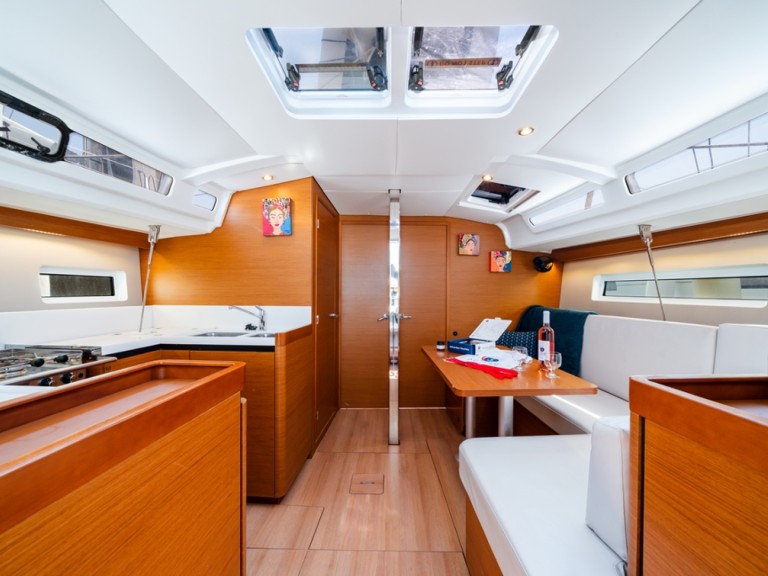 Boat rental Jeanneau Sun Odyssey 440 in Lávrio on Samboat