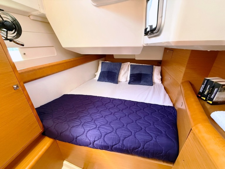 Bareboat Rental Sailboat Jeanneau with a boat licence