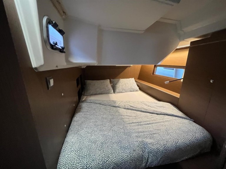 Rent a Bénéteau Oceanis 46.1 Pomer