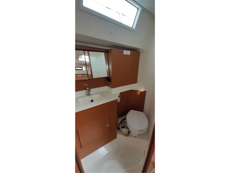 Sailboat for rent Cugnana Verde at the best price