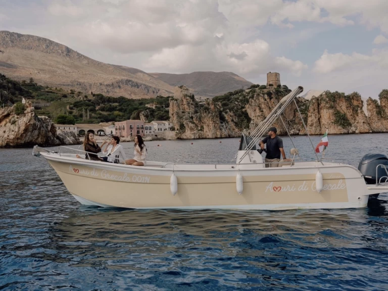 LIVER Open 860 in Castellammare del Golfo on SamBoat