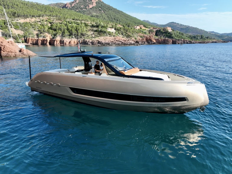 Bareboat Rental Motorboat Invictus  with a boat licence