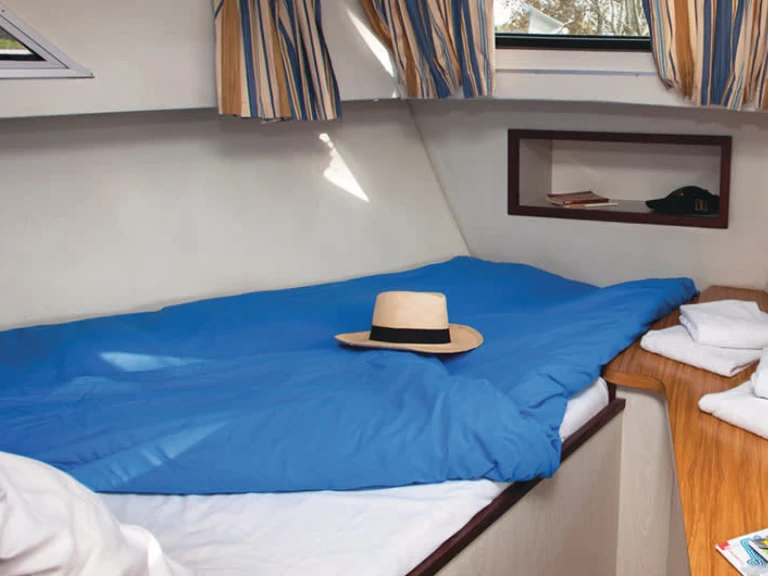 Motorboat for rent Tannay at the best price