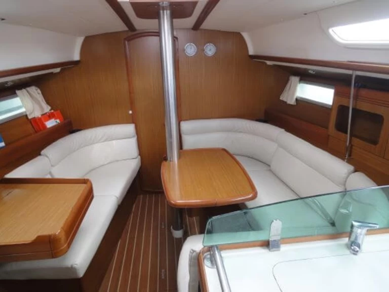 Sailboat rental in Lávrio - Jeanneau Sun Odyssey 36i