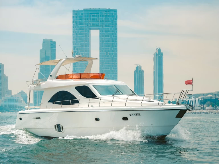 Azimut X1 in Dubaï harbour on SamBoat
