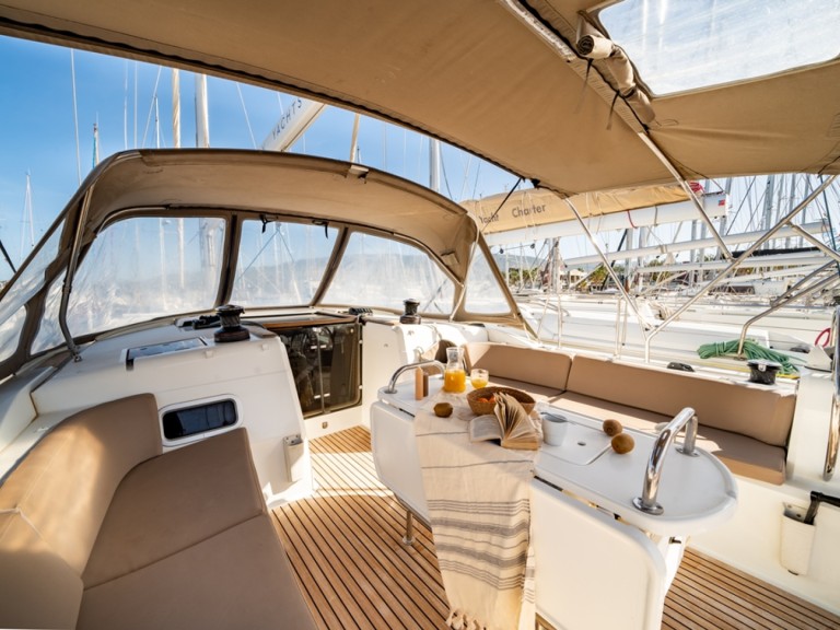 Yacht charter Néa Péramos cheap Sun Odyssey 519