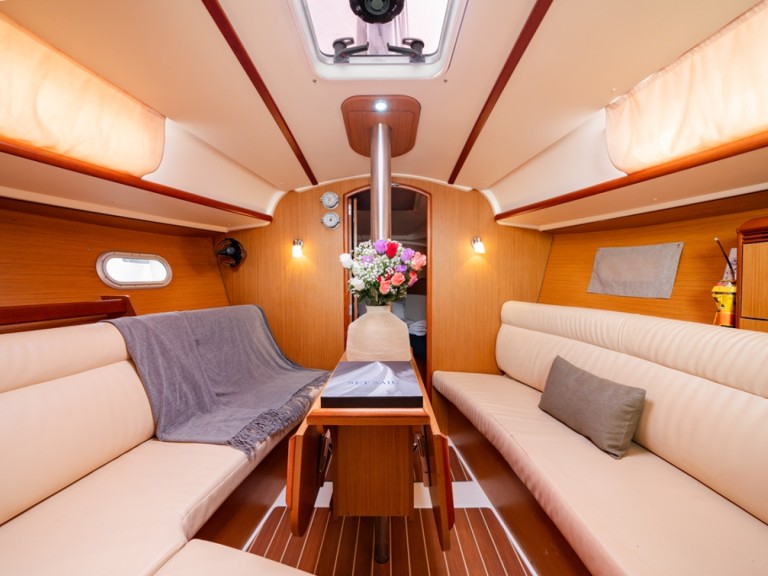 Jeanneau Sun Odyssey 32i in Lávrio on SamBoat