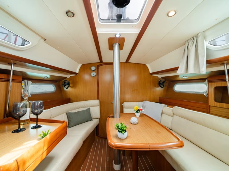 Sailboat rental with or without captain Jeanneau Lávrio