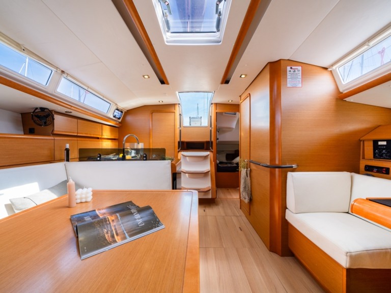 Sailboat for rent Lávrio at the best price