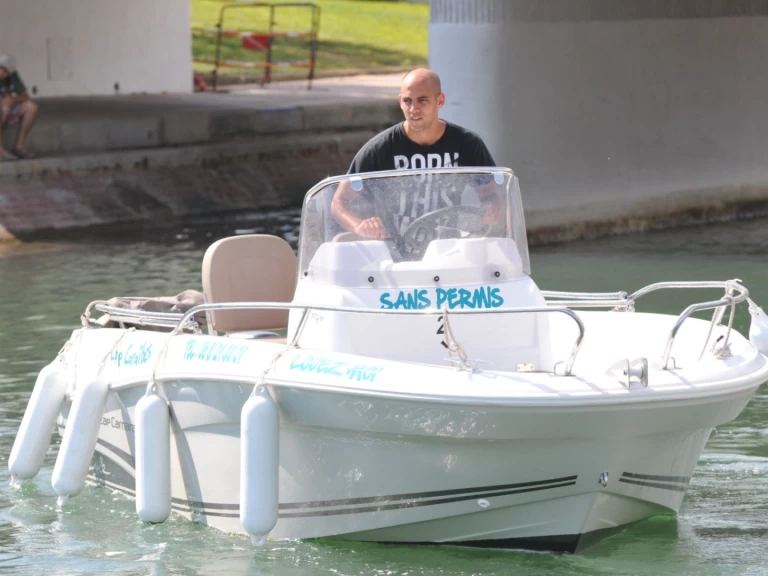 Motorboat rental with or without captain Jeanneau Sète