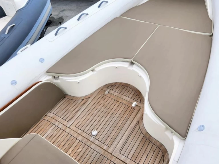 Rent a Nuova Jolly NUOVA JOLLY 820 KING Hyères