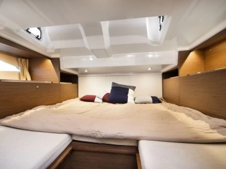 Jeanneau CAP CAMARAT 10.5 CC Série 3 in Hyères on SamBoat