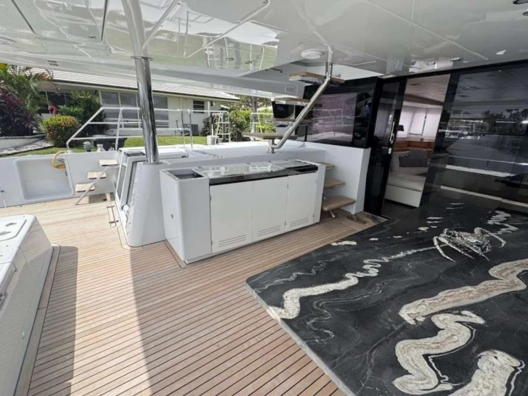 Rent a Lagoon LONDON SKY Bahamas