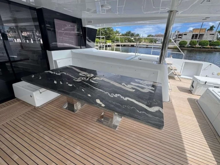 Luxury Yacht rental with or without captain Lagoon Bahamas