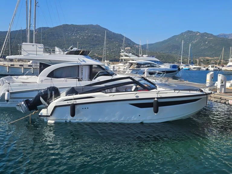 Bareboat Rental Motorboat Parker with a boat licence