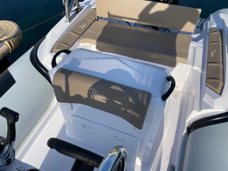 Yacht charter Cavalaire-sur-Mer cheap Cayman 21 S