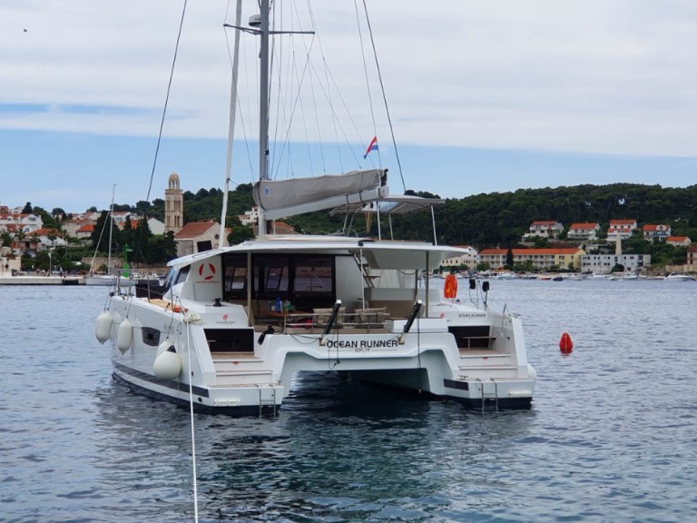 Catamaran for rent Pomer at the best price