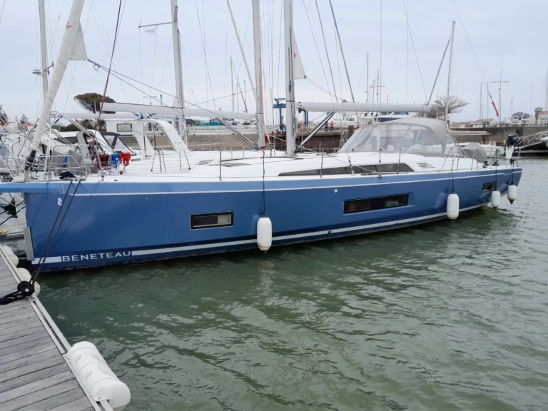 Sailboat for rent Toulon at the best price