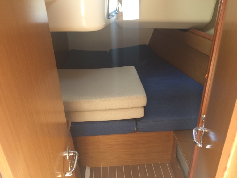 Boat rental Jeanneau Sun Odyssey 45 in Toulon on Samboat