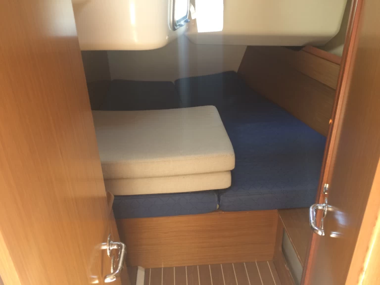 Boat rental Jeanneau Sun Odyssey 45 in Toulon on Samboat