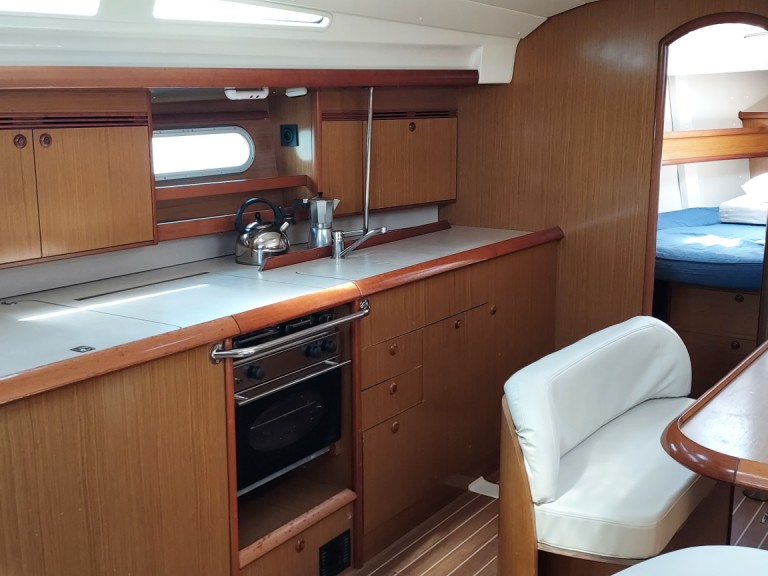 Sailboat rental with or without captain Jeanneau Toulon