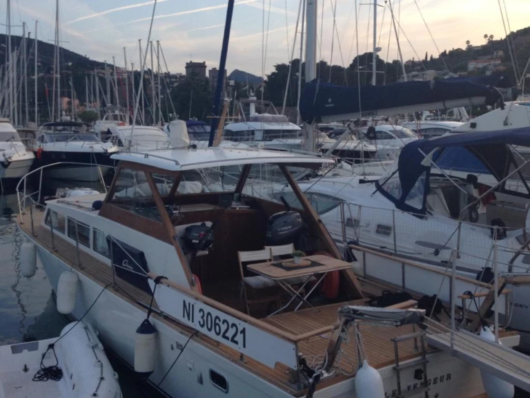 Bareboat Rental Motorboat Arcoa with a boat licence