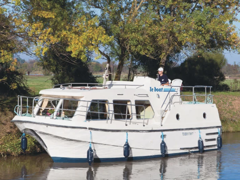 Bareboat Rental Motorboat Le Boat with a boat licence