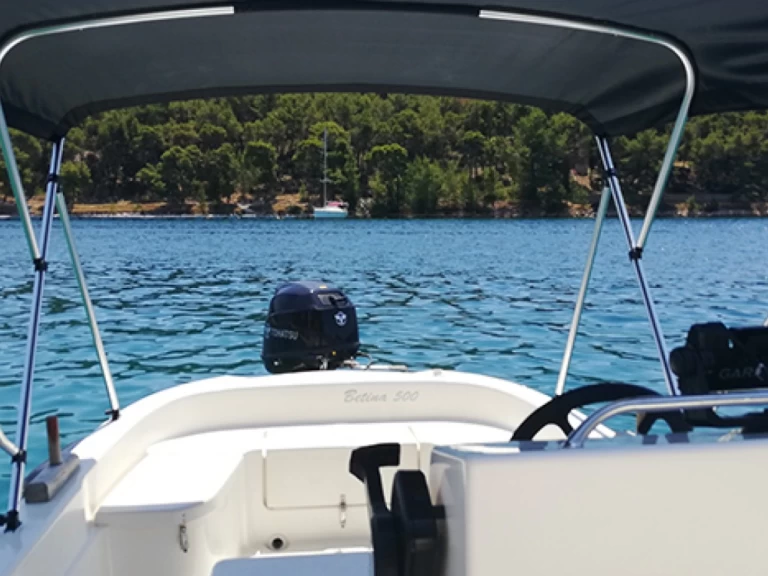 Motorboat for rent Milna at the best price