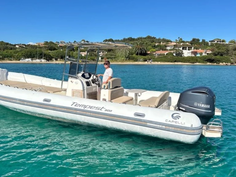  Capelli 900 Sun 250 HP in Poltu Quatu on SamBoat