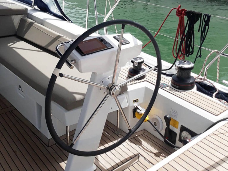 Sailboat for rent Alimos at the best price