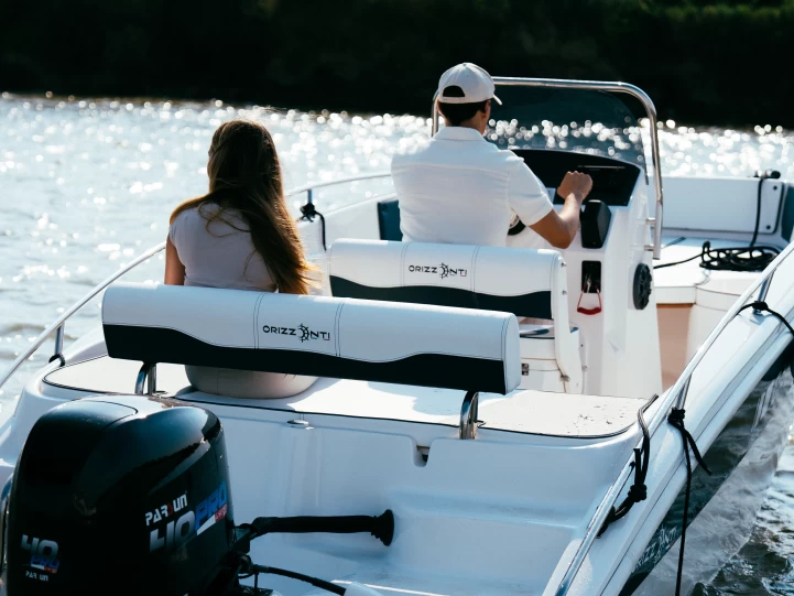 Bareboat Rental Motorboat Orizzonti with a boat licence