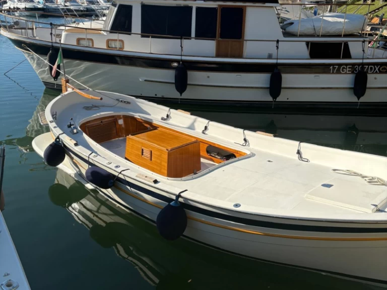 Motorboat for rent Ameglia at the best price
