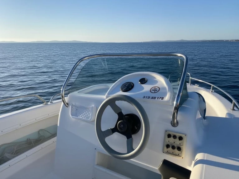 Rent a Quicksilver Alboran 550 open Port de Cannes Marina