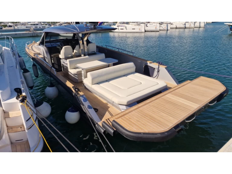 Yacht charter Saint-Tropez cheap Focus Forza 37