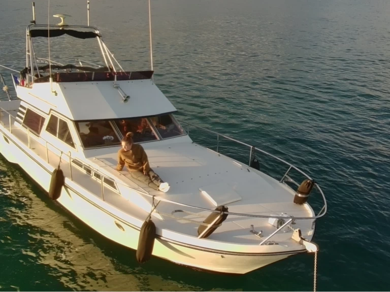 Bareboat Rental Motorboat Guy Couach with a boat licence