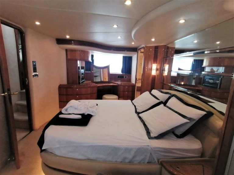 Motorboat rental with or without captain Azimut Piraeus Port