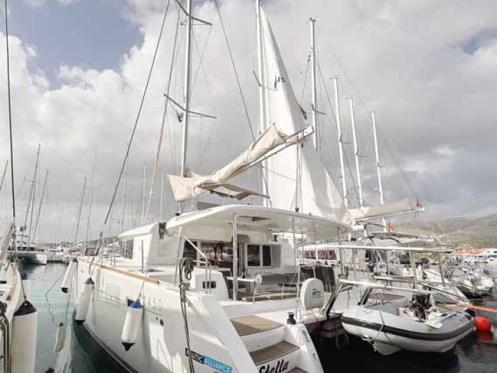 Bareboat Rental Catamaran Lagoon with a boat licence