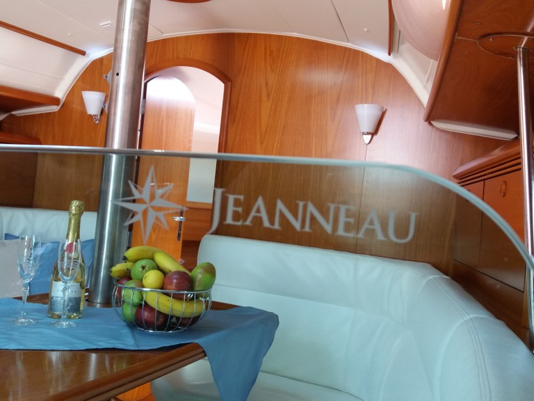 Sailboat for rent Néa Péramos at the best price