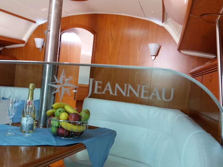 Sailboat for rent Néa Péramos at the best price