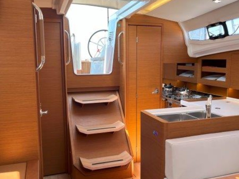 Sailboat rental in Lávrio - Jeanneau Sun Odyssey 380