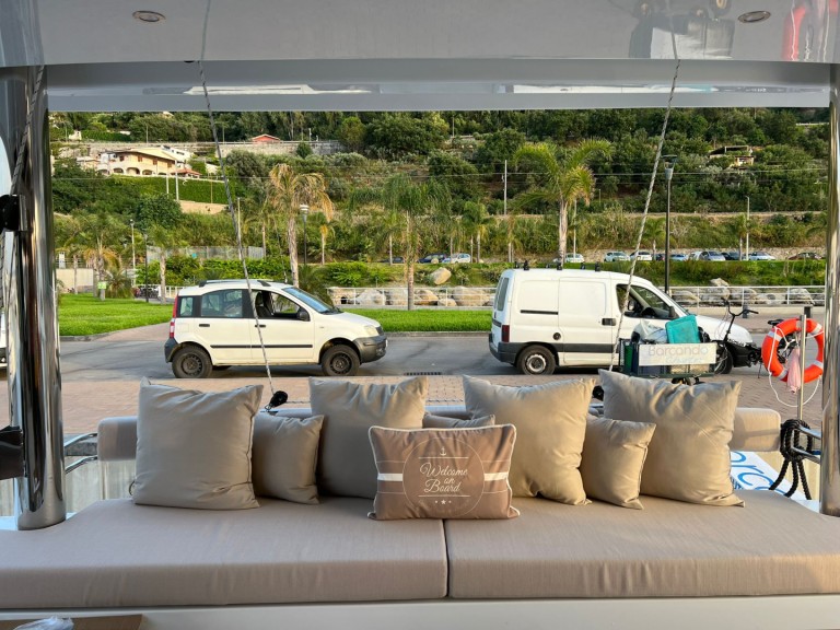 Yacht charter Baie de Marigot cheap Bali 5.4