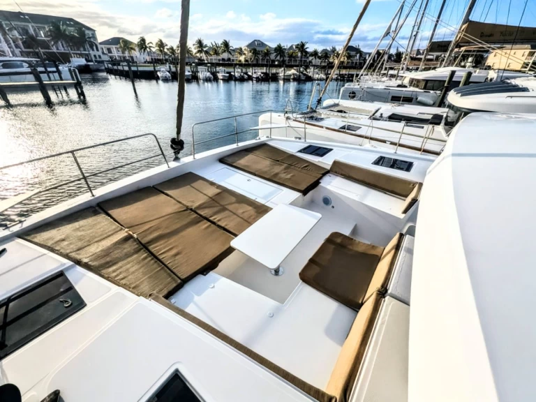 Yacht charter Nassau cheap Bali 4.4