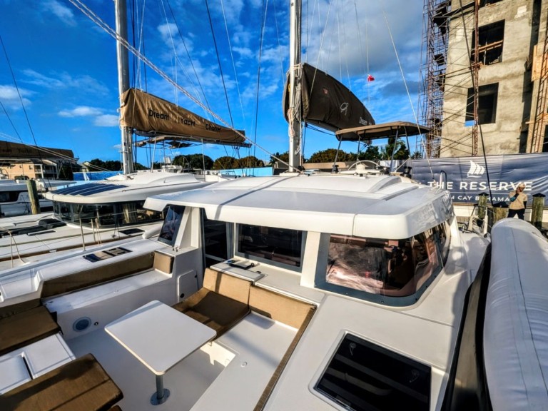 Catamaran rental in Nassau - Bali Bali 4.4